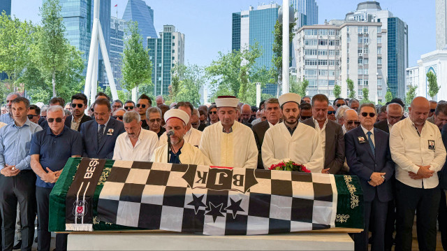Gökhan Sarı'nın tabutuna Beşiktaş bayrağı örtüldü.
