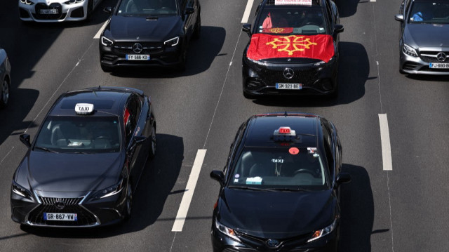 Des chauffeurs de taxi participent à un rassemblement le long du Boulevard Périphérique près du Quai d'Ivry à Paris, le 11 juin 2025, pour protester contre les changements proposés dans la manière dont l'État finance les services de transport médical.