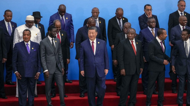 Le président chinois Xi Jinping (C) se tient aux côtés de dirigeants de pays africains lors d'une séance de photos de groupe avant la cérémonie d'ouverture du Forum sur la coopération sino-africaine (FOCAC) au Grand Hall du Peuple à Pékin, le 5 septembre 2024.