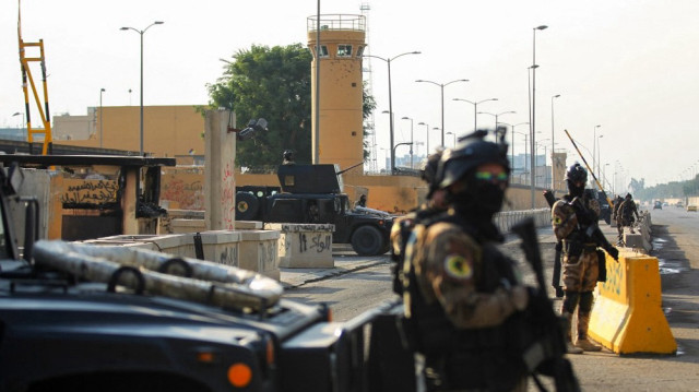 Les forces antiterroristes irakiennes montent la garde devant l'ambassade des États-Unis dans la capitale Bagdad, le 2 janvier 2020.