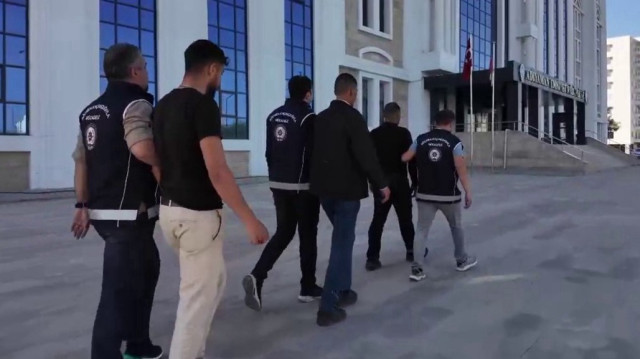ADIYAMAN İL EMNİYET MÜDÜRLÜĞÜ EKİPLERİNCE YAKALANAN KAÇAK GÖÇMENLER SINIR DIŞI YAPILDI.