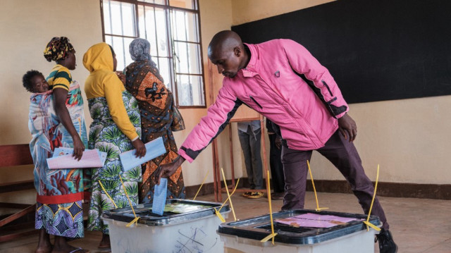 Une femme vote lors des élections législatives au Burundi à l'école primaire Musama à Gitega le 5 juin 2025. Le Burundi se dote d'un nouveau parlement ce jeudi, mais avec peu de risques de bouleversement après que la principale opposition ait été empêchée de se présenter.