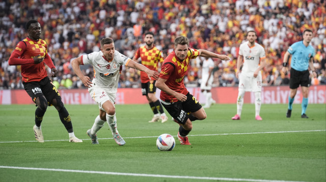 Trendyol Süper Lig'in 37. haftasında Göztepe ile Galatasaray, Gürsel Aksel Stadı'nda karşılaştı. Bir pozisyonda Galatasaray oyuncusu Przemyslaw Frankowski (sol 2) ile Göztepe oyuncusu Lasse Nielsen (sağda) mücadele etti.