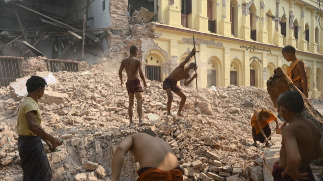 Des moines bouddhistes déblayent les décombres du monastère endommagé de Thahtay Kyaung à Mandalay, le 1er avril 2025, quatre jours après un tremblement de terre majeur qui a frappé le centre du Myanmar.