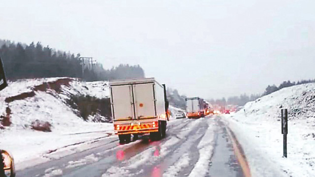 24 bölgedeki 196 bin evde elektrik kesintisi yaşandığı belirtildi.