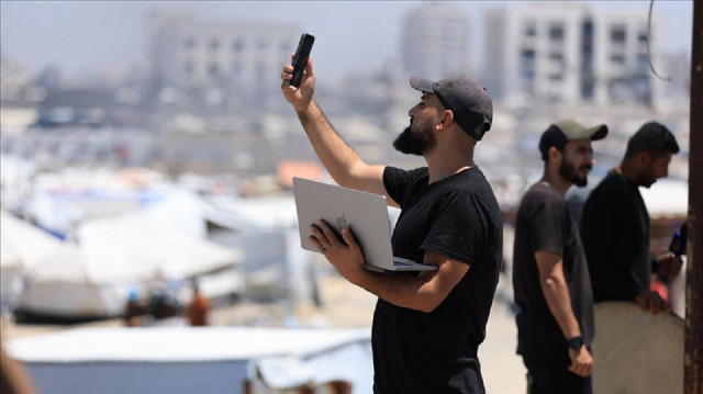 انقطاع الاتصالات يعزل غزة.. وصحفيوها يخاطرون لنقل الحقيقة