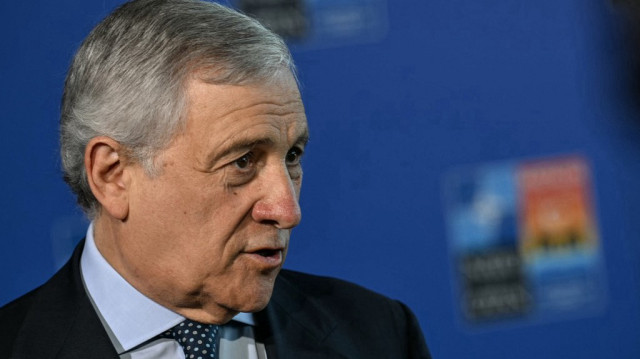 Le ministre italien des Affaires étrangères, Antonio Tajani, s'adresse à la presse à son arrivée à Antalya, le 15 mai 2025, pour une réunion informelle des ministres des Affaires étrangères de l'Organisation du traité de l'Atlantique Nord (OTAN) en vue d'éventuels pourparlers de paix entre l'Ukraine et la Russie en Turquie.