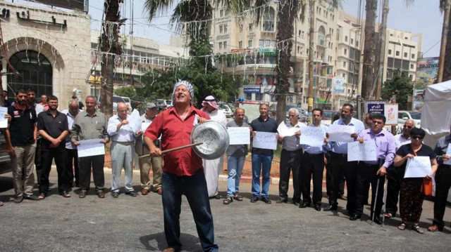 فلسطينيون يقرعون أواني فارغة برام الله رفضا لتجويع غزة