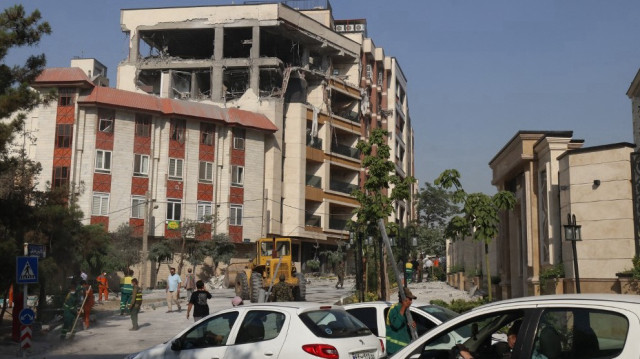 Le 13 juin 2025, à Téhéran, capitale de l'Iran, les équipes de secours déblayent les décombres d'un bâtiment visé par une frappe israélienne.