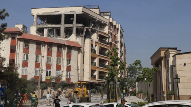 Le 13 juin 2025, à Téhéran, capitale de l'Iran, les équipes de secours déblayent les décombres d'un bâtiment visé par une frappe israélienne.