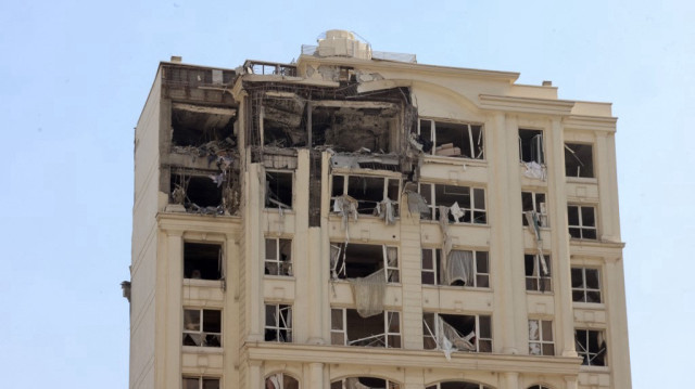 Cette photo montre un bâtiment endommagé lors d'une frappe israélienne sur Téhéran le 13 juin 2025.