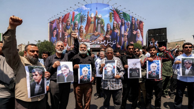Des personnes scandent des slogans lors d'une manifestation contre la vague de frappes israéliennes sur l'Iran sur la place Enghelab (Révolution) dans le centre de Téhéran, le 13 juin 2025.