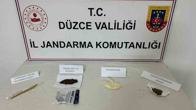 DÜZCE İL JANDARMA EKİPLERİ TARAFINDAN YAPILAN ÇALIŞMADA UYUŞTURUCU VEYA UYARICI MADDE İMAL VE TİCARETİ YAPMA VE GÖREVLİ MEMURA GÖREVİ YAPTIRMAMAK İÇİN DİRENME VE MUKAVEMET SUÇLARINDAN GÖZALTINA ALINAN ŞÜPHELİ ŞAHIS TUTUKLANDI.