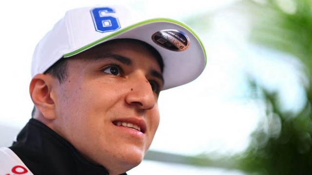 Le pilote franco-algérien Isack Hadjar, pilote de l’écurie Racing Bulls, dans le paddock lors des préparatifs du Grand Prix de Formule 1 du Canada, sur le circuit Gilles-Villeneuve, le 12 juin 2025 à Montréal.