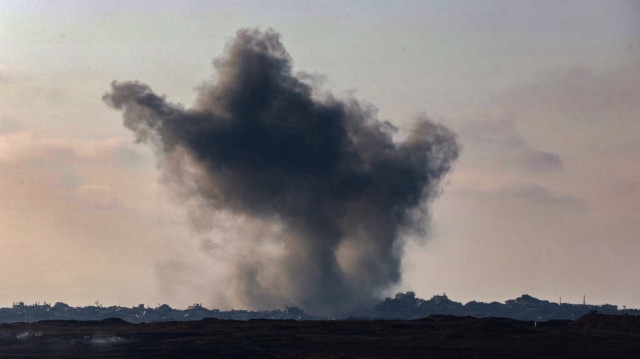 Cette photo, prise depuis une position à la frontière israélienne avec la bande de Gaza, montre des volutes de fumée lors d'une frappe israélienne sur le territoire palestinien assiégé, le 11 juin 2025.