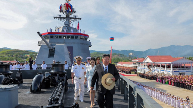 Le dirigeant nord-coréen Kim Jong Un (C) et sa fille Ju Ae (centre G) montant à bord du destroyer "Kang Kon" au chantier naval de Rajin dans le port près de Rason en Corée du Nord, le 13 juin 2025.
