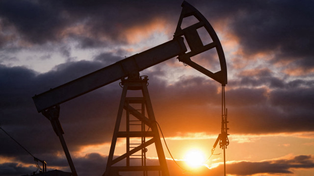 После удара Израиля по Ирану цены на нефть взлетели более чем на 9%.