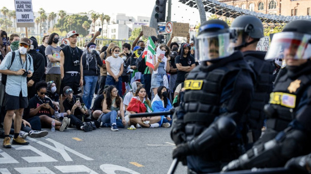 Des manifestants affrontent les forces de l'ordre dans les rues entourant le bâtiment fédéral lors d'une manifestation à la suite des opérations fédérales d'immigration à Los Angeles, Californie, le 8 juin 2025.