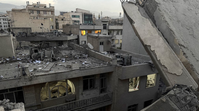 Des débris et des gravats sont visibles sur le site d'un bâtiment touché par une frappe israélienne à Téhéran le 13 juin 2025.