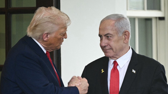 Le président américain Donald Trump serre la main du Premier ministre israélien Benjamin Netanyahu alors que ce dernier quitte la Maison Blanche à Washington, DC, le 7 avril 2025.