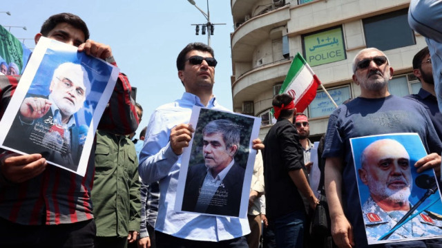 تہران میں اسرائیلی حملوں کے بعد مظاہرین نے ان ایٹمی سائنسدانوں اور فوجی افسران کی تصاویر اٹھا رکھی تھیں جو ہلاک ہوئے۔