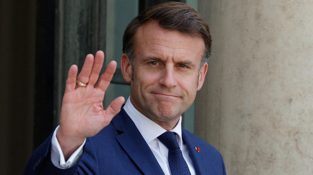 Le président français Emmanuel Macron salue en attendant d'accueillir le Premier ministre mauricien avant une réunion bilatérale au palais présidentiel de l'Élysée à Paris, le 12 juin 2025.