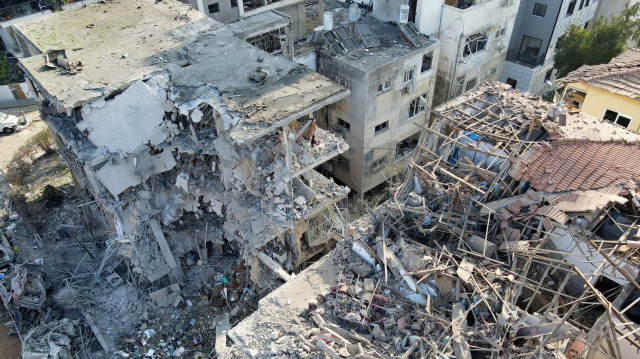 Cette photo aérienne montre des bâtiments endommagés sur un site touché par un missile tiré depuis l'Iran dans la ville israélienne de Ramat Gan, près de Tel Aviv, le 14 juin 2025. L'Iran a frappé Israël tôt le 14 juin, avec des barrages de missiles, après un assaut massif visant les installations nucléaires et militaires de la république islamique, et tuant plusieurs généraux de haut rang.