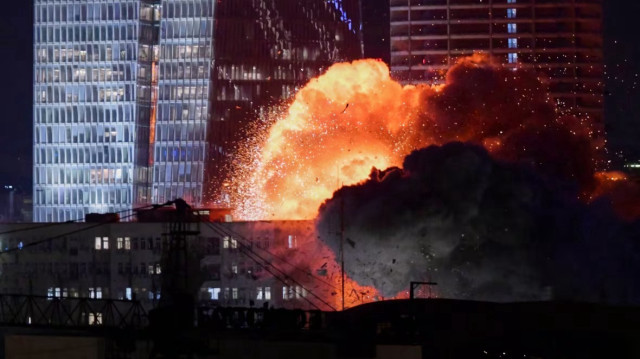 Взрыв после ракетного обстрела Тель-Авива, 14 июня 2025 года.