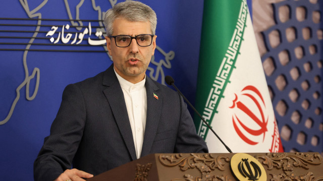 Le porte-parole du ministère iranien des affaires étrangères, Esmaeil Baghaei, tient une conférence de presse hebdomadaire à Téhéran le 28 octobre 2024. Le 26 octobre, Israël a lancé des frappes aériennes sur des sites militaires en Iran, risquant ainsi de provoquer une nouvelle escalade régionale, plus d'un an après la guerre de Gaza et un mois après la guerre entre Israël et le Hezbollah au Liban. Le raid israélien était une riposte à une attaque de missiles iraniens le 1er octobre, elle-même une riposte à l'assassinat de dirigeants militants soutenus par l'Iran et d'un commandant des gardiens de la révolution.