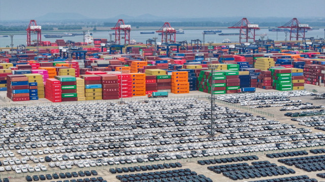 Une vue aérienne montre des voitures destinées à l'exportation dans un port de Nanjing, dans la province de Jiangsu, dans l'est de la Chine, le 29 avril 2025.