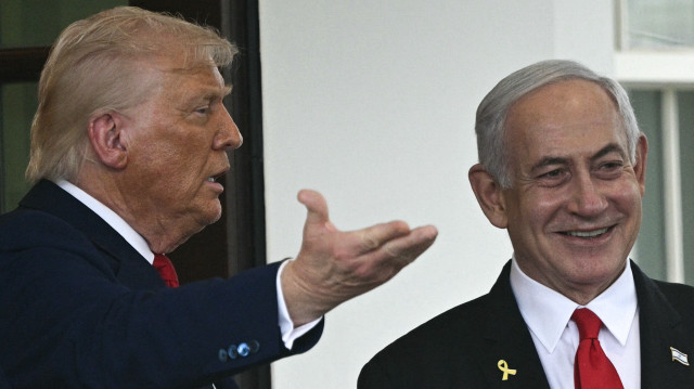 Le président américain Donald Trump fait un geste alors que le Premier ministre israélien Benjamin Netanyahu quitte la Maison Blanche à Washington, DC, le 7 avril 2025. Le Premier ministre israélien Benjamin Netanyahu était à Washington lundi pour rencontrer Donald Trump, à qui il demandera probablement un sursis sur les droits de douane américains tout en cherchant à obtenir davantage de soutien sur l'Iran et Gaza.