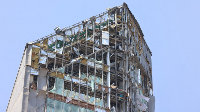 Cette photo montre un bâtiment endommagé lors d'une frappe israélienne sur Téhéran le 13 juin 2025. Israël a frappé une centaine de cibles en Iran le 13 juin, notamment des installations nucléaires et des centres de commandement militaires, tuant des personnalités de haut rang, dont le chef des forces armées et des scientifiques nucléaires de premier plan.