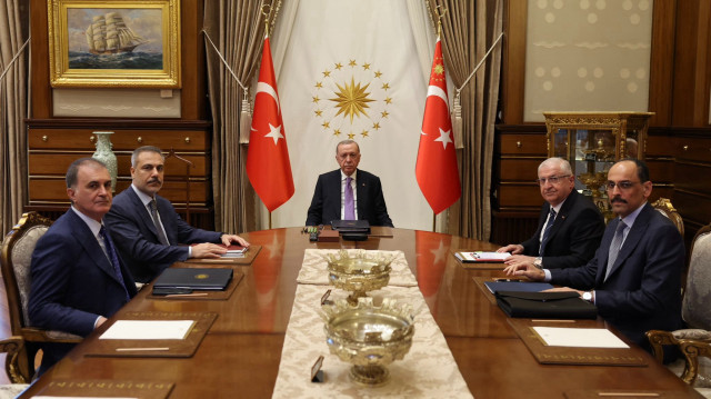 Sous la présidence du Président Recep Tayyip Erdoğan, une réunion de sécurité s’est tenue au Palais présidentiel afin d’évaluer en détail l’escalade des tensions provoquée par les attaques israéliennes contre l’Iran. Les ministres et hauts responsables présents ont discuté des répercussions régionales et mondiales de la crise, ainsi que des mesures à prendre pour préserver la sécurité.