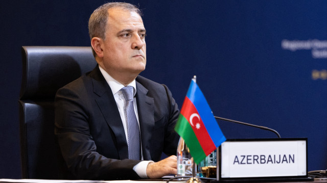 Sur cette photo prise et diffusée le 18 octobre 2024 par le service de presse du ministère turc des Affaires étrangères, le ministre azerbaïdjanais des Affaires étrangères Jeyhun Bayramov participe à la plateforme de coopération régionale 3+3 du Caucase du Sud avec les ministres des Affaires étrangères de la Türkiye, de la Russie, de l'Iran et de l'Arménie à Istanbul.