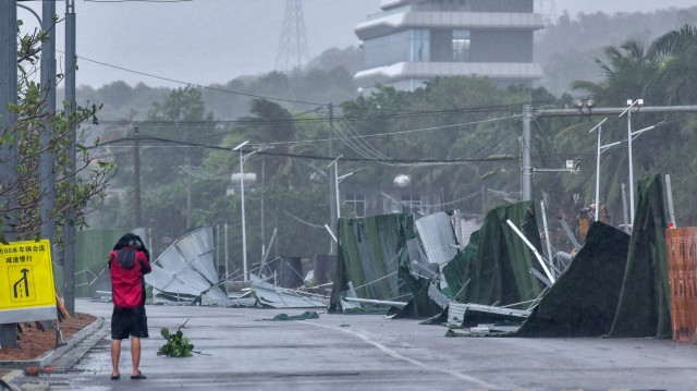 Un mur endommagé à l'approche du typhon Wutip à Sanya, dans la province de Hainan (sud de la Chine), le 13 juin 2025. Les autorités chinoises de l'île méridionale de Hainan ont évacué des milliers de personnes, fermé des écoles et interrompu les services ferroviaires en prévision de l'arrivée du typhon Wutip plus tard dans la journée du 13 juin, ont annoncé les médias d'État.