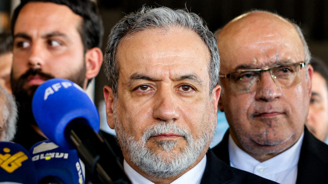 Le ministre iranien des Affaires étrangères, Abbas Araghchi (C), fait une déclaration lors de sa visite au mausolée du chef du Hezbollah libanais, Hassan Nasrallah, tué lors d'une frappe aérienne israélienne en septembre 2024, dans la banlieue sud de Beyrouth, le 3 juin 2025.
