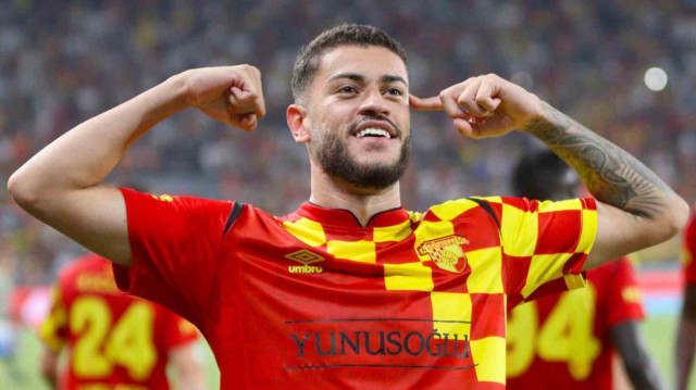 Romulo geçen sezon ligde 17 gol ve 10 asistlik performans sergiledi.