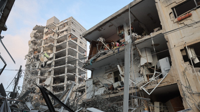 Des bâtiments endommagés par un missile iranien dans la ville israélienne de Bat Yam, au sud de Tel Aviv, le 15 juin 2025. Des sirènes de raids aériens et des explosions ont retenti à Jérusalem et Tel Aviv tôt le 15 juin, ont constaté des journalistes de l'AFP, alors qu'Israël et l'Iran ont échangé des tirs pour la troisième journée.