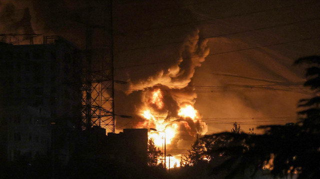 Un incendie se déclare dans les dépôts pétroliers de Shahran, au nord-ouest de Téhéran, le 15 juin 2025. Israël et l'Iran ont échangé des tirs le 14 juin, au lendemain du déclenchement par Israël d'une campagne de bombardements aériens sans précédent qui, selon l'Iran, a touché ses installations nucléaires, "martyrisé" des commandants de haut rang et tué des dizaines de civils.