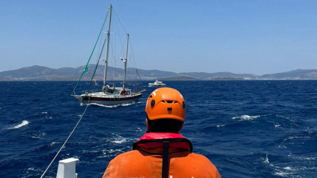 Yedeklenen tekne Akyarlar'a emniyetle yanaştırıldı.