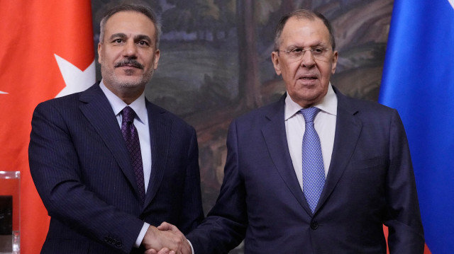 Le ministre russe des Affaires étrangères, Sergei Lavrov, et son homologue turc, Hakan Fidan, se serrent la main lors d'une conférence de presse commune à l'issue de leurs entretiens à Moscou, le 27 mai 2025.