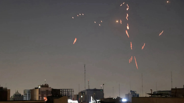 بينها "وزارة الدفاع".. الاحتلال يدعي مهاجمة 80 هدفا بإيران