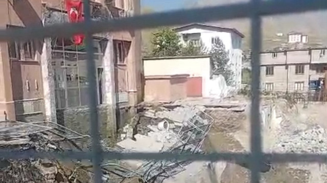 Hakkari'de adliye binasının girişinde çökme
