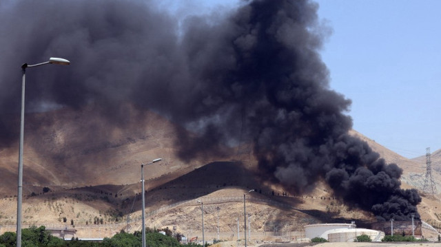 De la fumée s'échappe pour la deuxième journée du dépôt pétrolier de Shahran, au nord-ouest de Téhéran, le 16 juin 2025.