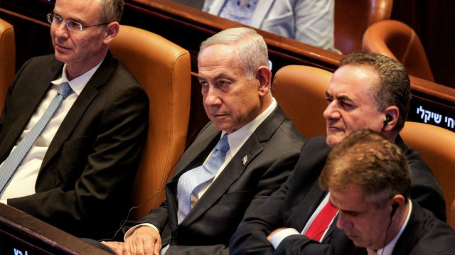 Le ministre israélien de la Justice Yariv Levin, le Premier ministre Benjamin Netanyahu, le ministre de la Défense Israël Katz et le ministre de l'Énergie et des Infrastructures Eli Cohen assistent au discours du président argentin lors d'une session du Parlement israélien (Knesset) à son siège à Jérusalem, le 11 juin 2025.