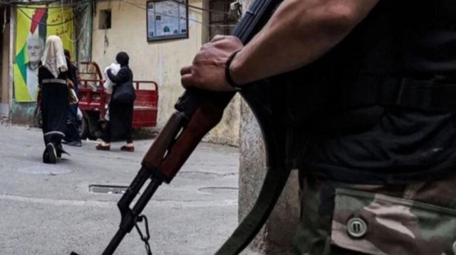 مسؤول فلسطيني يعلن تأجيل جمع السلاح من مخيمات اللاجئين في لبنان