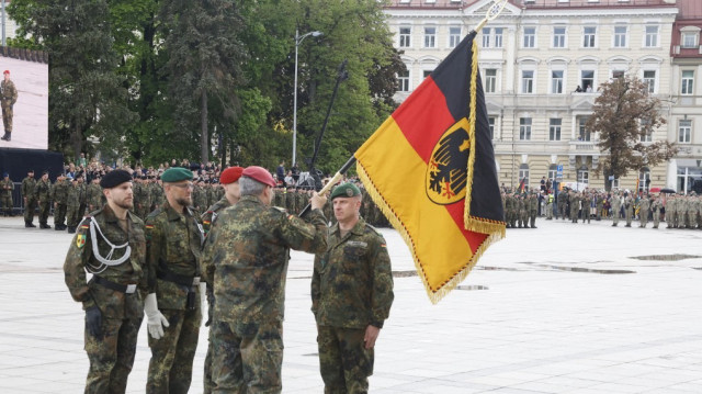 Des membres des forces armées allemandes assistent à la cérémonie d'appel de la 45e brigade blindée sur la place de la cathédrale à Vilnius, en Lituanie, le 22 mai 2025.