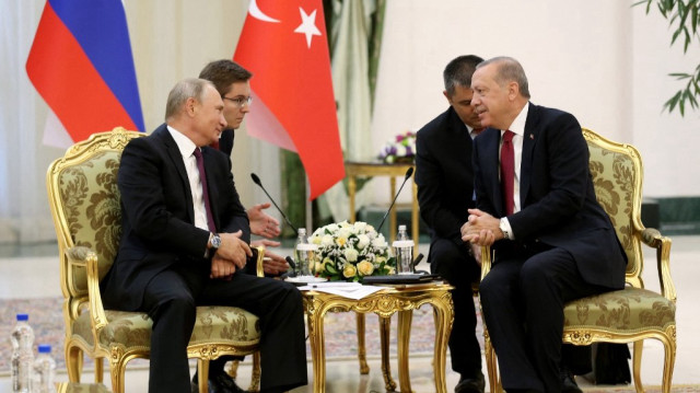 Une photo prise et diffusée le 7 septembre 2018 par le service de presse présidentiel turc montre le président turc Recep Tayyip Erdogan (à droite) s'entretenant avec le président russe Vladimir Poutine (à gauche) lors de leur rencontre à Téhéran.