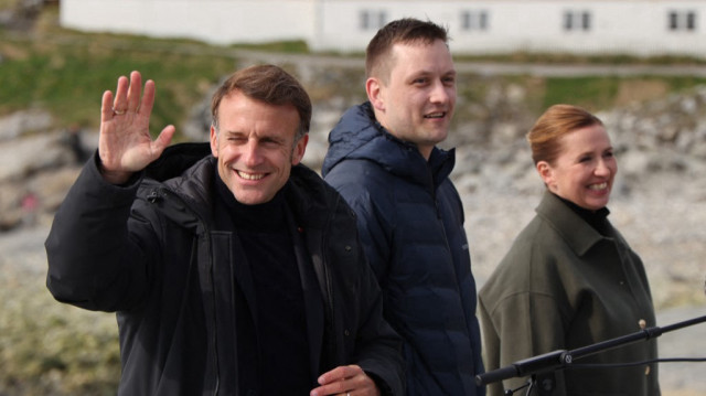 Le président français Emmanuel Macron fait un geste à côté du Premier ministre du Groenland Jens-Frederik Nielsen et de la Première ministre danoise Mette Frederiksen à la fin d'une conférence de presse conjointe à Nuuk, au Groenland, le 15 juin 2025.