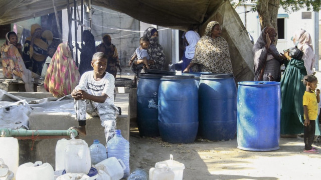 Des Soudanais se rassemblent dans un camp pour personnes déplacées, à Port-Soudan, le 15 avril 2025.